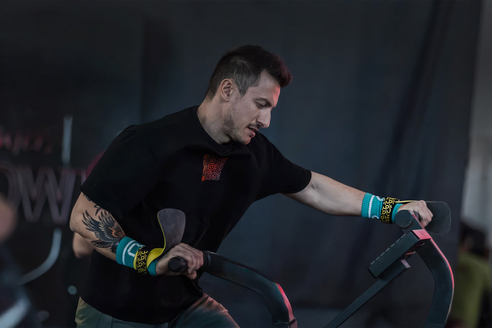 Atleta durante un allenamento di CrossFit con accessori tecnici 9Secondi Grip per la performance.